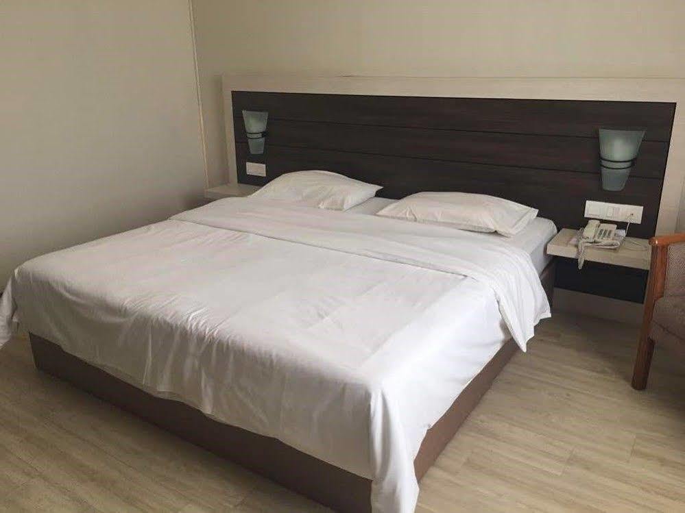 Somerset Hotel Miri Kültér fotó